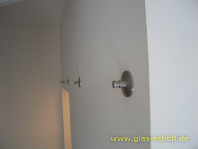 HISKA Satinato-Schiebetüre vor einer begehbarem Ankleide - Die